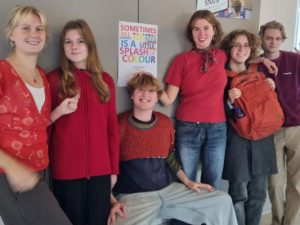 Elever i rødt tøj til Regnbueugen