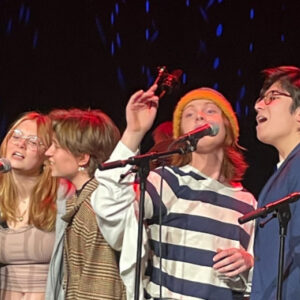 Elever på scenen synger